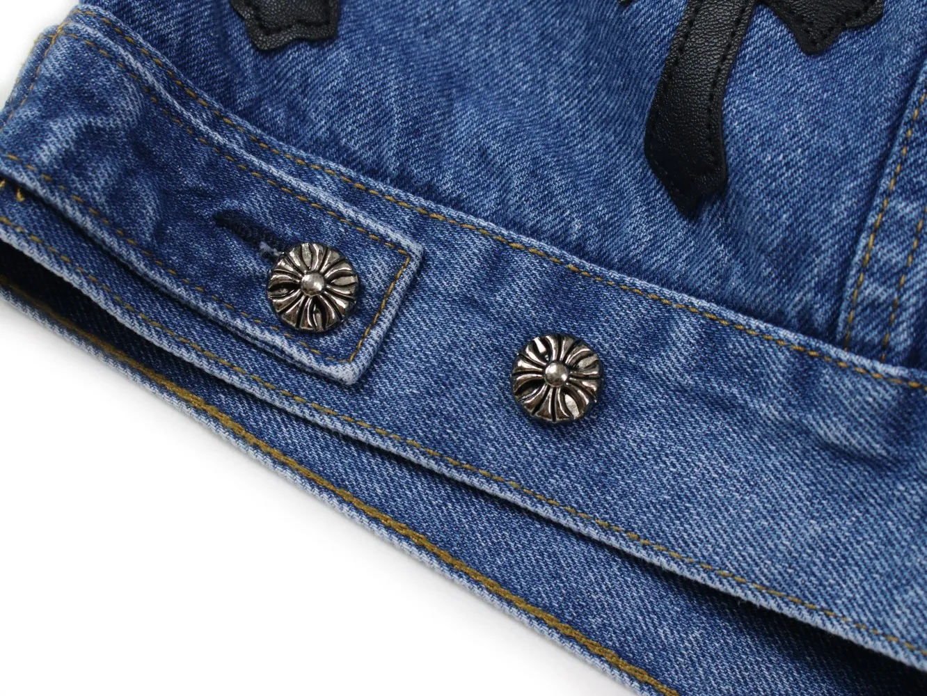 P330 high-quality Chrome Hearts Gradient Washed and Pasted Heavy Duty Leather Denim Jacket, a great style for couples [Top heavy industry fashionable design] Created in consistent high street luxury style, [Materials and craftsmanship] Needless to say, this point goes without saying. As an excellent craftsman brand, Zangyin’s requirements for details and craftsmanship are really perfect. The washed color of this model has gone through so many processes, not to mention the embellishment of denim appliques. It is also purely hand-made and sewn. Just like what they believe in, only hand-made things have soul and have the meaning of wear. A top-notch heavy-duty fashionable denim item, I look forward to your perfect interpretation! !  Size: M-XL (Details in Figure 9) Color: Blue